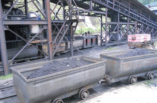 Sản xuất than tại mỏ than Vàng Danh, Quảng Ninh - Ảnh: Văn Nam