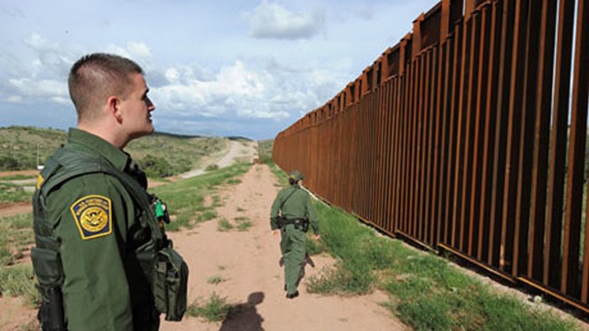Hàng rào biên giới với Mexico ở phía nam bang Arizona - Ảnh: AFP