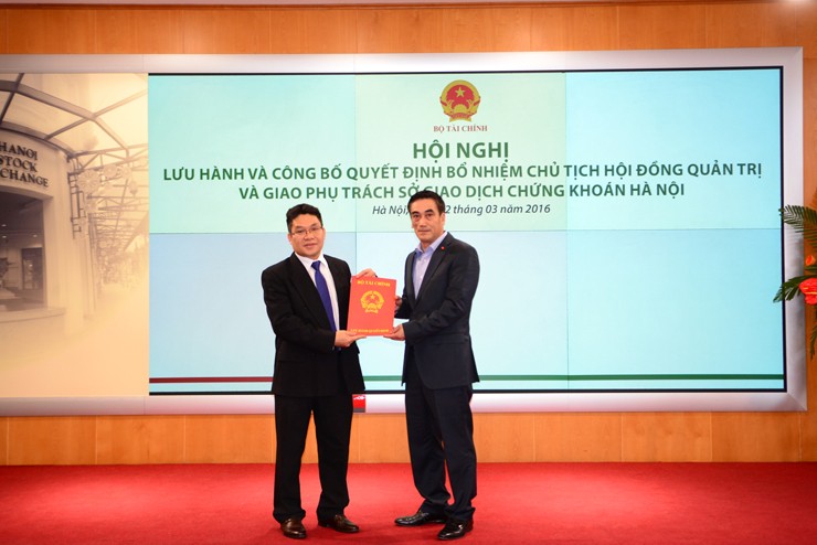 Thứ trưởng Bộ Tài chính Trần Xuân Hà trao quyết định bổ nhiệm Chủ tịch HĐQT Sở GDCK Hà Nội cho ông Nguyễn Thành Long
