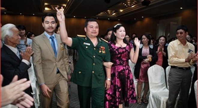 Hình ảnh 'các vị đại tá' xuất hiện tại các đại hội hoa hồng khiến nhiều người lầm tưởng đây là công ty của Bộ Quốc phòng. Trong ảnh là Lê Xuân Giang (người mặc quân phục), Chủ tịch HĐQT Công ty Liên kết Việt