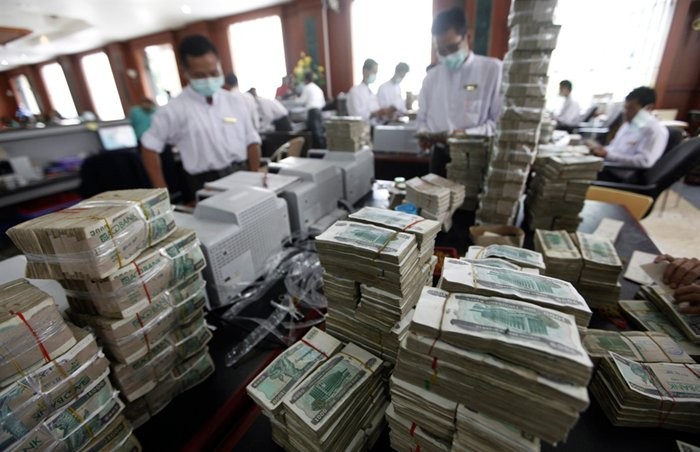 Thủ quỹ đang kiểm tiền tại một ngân hàng tư nhân ở TP Yangon, Myanmar. Ảnh: Reuters