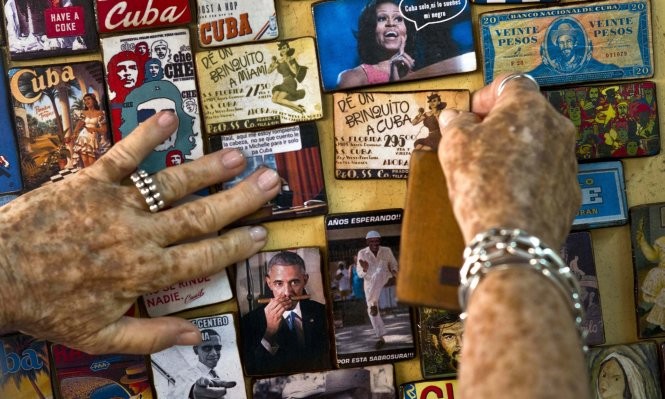 Một nghệ sĩ người Cuba trưng bày nhiều hình ảnh liên quan đến tổng thống Mỹ Barack Obama ở cửa hàng bán đồ lưu niệm tại thủ đô Havana, Cuba - Ảnh:AP