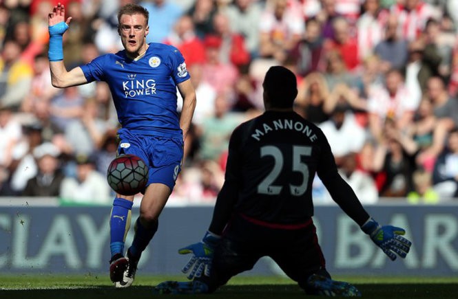 Cú đúp bàn thắng của tiền đạo Jamie Vardy đã giúp cho Leicester nhẹ nhàng đánh bại Sunderland với tỷ số 2-0 ở vòng 33 Ngoại hạng Anh.