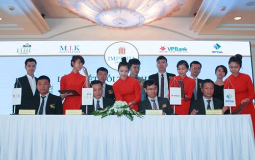 Lễ ký hợp đồng hợp tác giữa VPBank và HBI cho dự án Imperia Garden. (Ảnh: Internet)