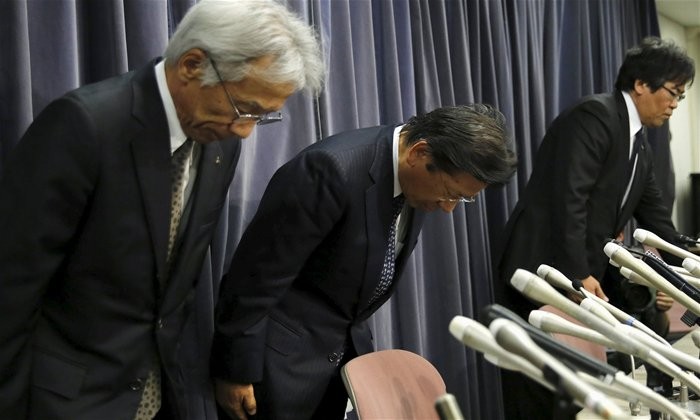 Chủ tịch Mitsubishi Motors Tetsuro Aikawa (giữa) cùng hai lãnh đạo khác của Mitsubishi cúi đầu xin lỗi tại cuộc họp báo ở Tokyo ngày 20-4. Ảnh: Reuters