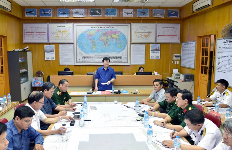 Phó Thủ tướng Chính phủ Trịnh Đình Dũng, Chủ tịch Ủy ban Quốc gia tìm kiếm cứu nạn làm việc với Sở Chỉ huy công tác cứu nạn của Bộ Quốc phòng.