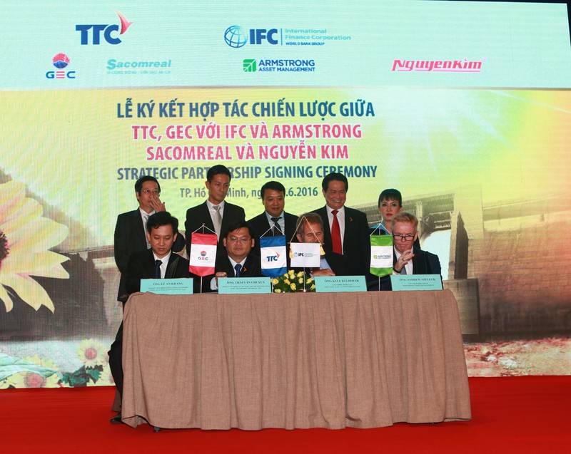  Nghi thức ký kết hợp tác chiến lược giữa TTC, GEC với IFC và Armstrong.