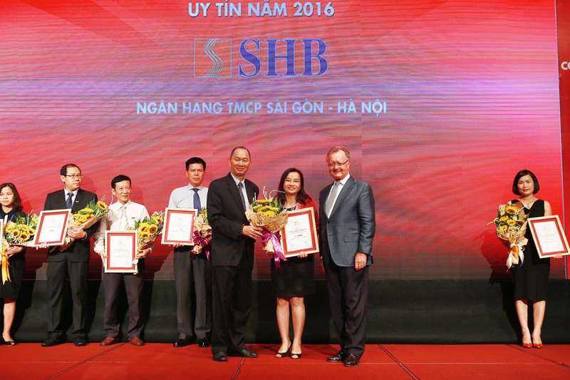 Bà Ngô Thu Hà – Phó Tổng Giám đốc SHB nhận giải thưởng Top 10 NHTM Uy tín nhất Việt Nam.