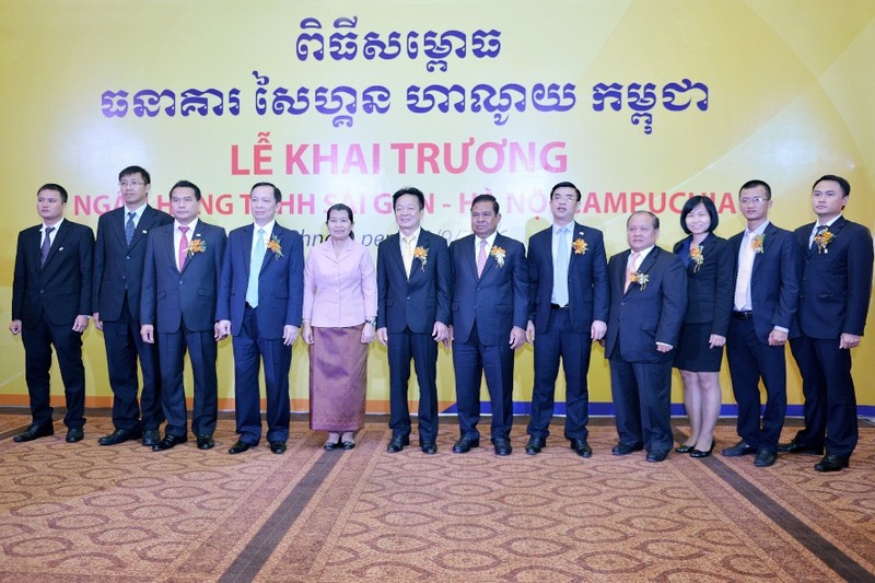 Quý bà Men Sam on - Phó thủ tướng Chính phủ Vương Quốc Campuchia (đứng thứ 5, từ trái sang), Ngài Chea Chanto - Thống đốc NH Quốc Gia Campuchia (đứng thứ 7 từ trái sang), Ông Đào Minh Tú – Phó Thống đốc NHNN Việt Nam (đứng thứ 4 từ trái sang) chụp ảnh cùn