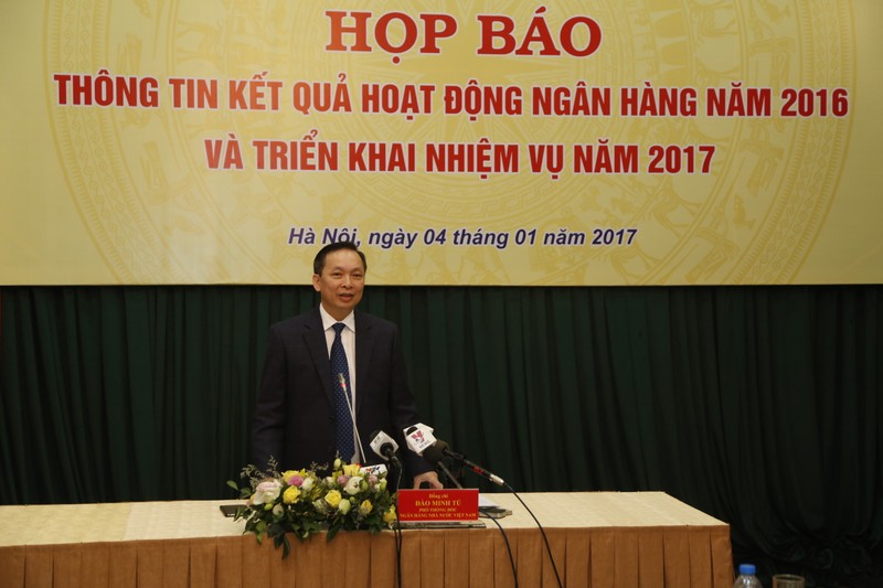 Phó Thống đốc NHNN Đào Minh Tú điều hành họp báo. (Ảnh: Việt Trung)