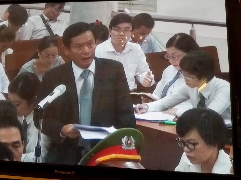 Luật sư Pham Trung Hoài trong phần biện hộ cho bị cáo Phạm Công Danh sáng 18/9. (Ảnh chụp màn hình: N.G)