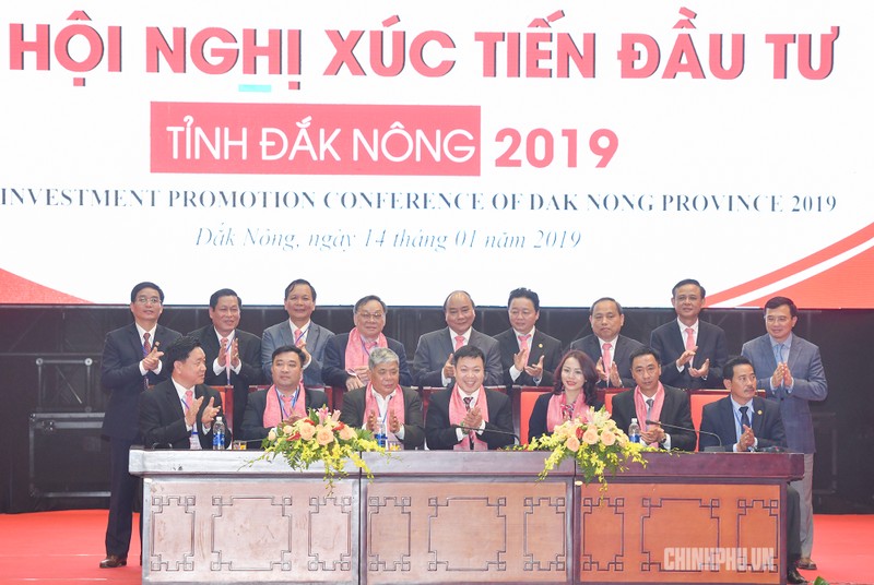 Thủ tướng chứng kiến lễ ký cam kết đầu tư của các nhà đầu tư với Đắk Nông. (Ảnh: VGP)