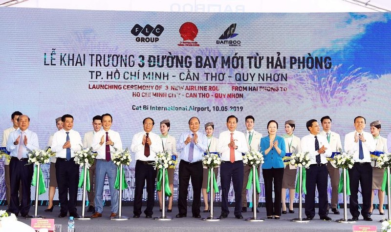 Thủ tướng Nguyễn Xuân Phúc, đại diện lãnh đạo UBND TP. Hải Phòng, Tập đoàn FLC và Hãng hàng không Bamboo Airways cắt băng khai trương 3 đường bay từ Hải Phòng đi Quy Nhơn, Tp. HCM, Cần Thơ.