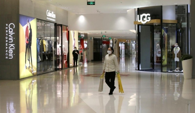 Một nhân viên vệ sinh làm việc trong trung tâm mua sắm nằm ở trung tâm thủ đô Bắc Kinh ngày 2/2 (Ảnh: Reuters)