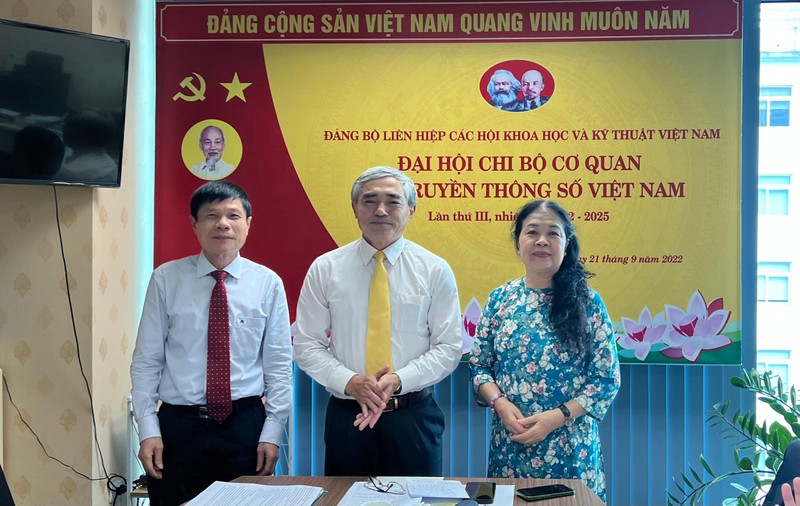 Chi ủy Chi bộ Cơ quan Hội Truyền thông số Việt Nam nhiệm kỳ 2022 - 2025 gồm 3 đồng chí: Bí thư Nguyễn Minh Hồng (giữa), Phó Bí thư Bùi Như Uyên (trái) và Chi ủy viên Đỗ Thị Minh Ngọc.