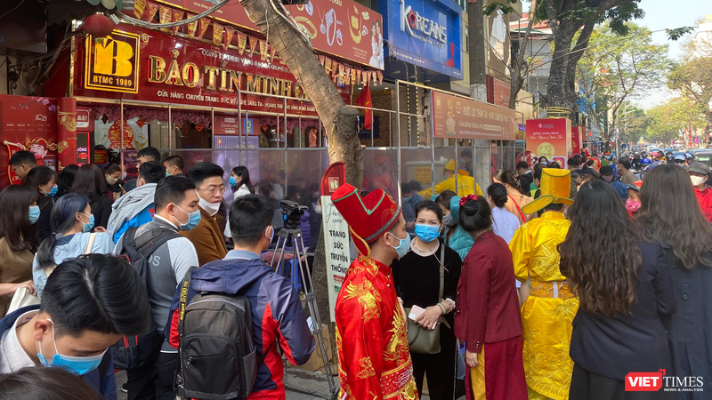 Cửa hàng vàng của Bảo Tín Minh Châu tại Hà Nội ngay 'vía thần Tài' năm 2021. Ảnh: HB 
