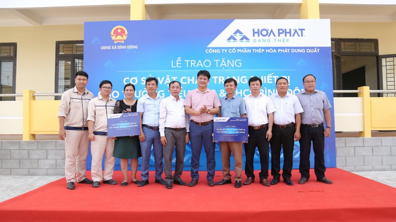 Hòa Phát trao tặng cơ sở vật chất và trang thiết bị tài trợ cho trường Tiểu học và THCS xã Bình Đông