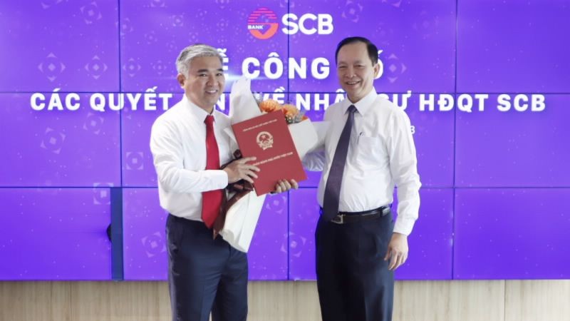 Ông Phan Đình Điền (trái) nhận quyết định giữ chức Chủ tịch HĐQT SCB (Ảnh: SBV)