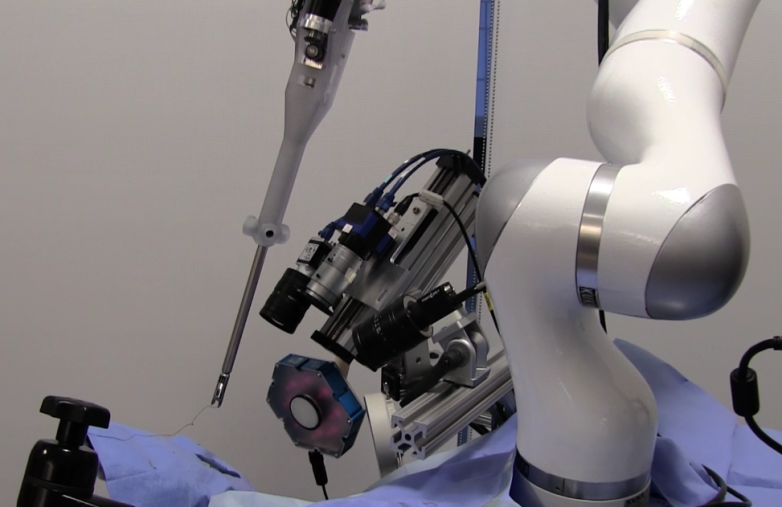 Robot đang chứng tỏ khả năng phẫu thuật tài tình (ảnh: BGR)