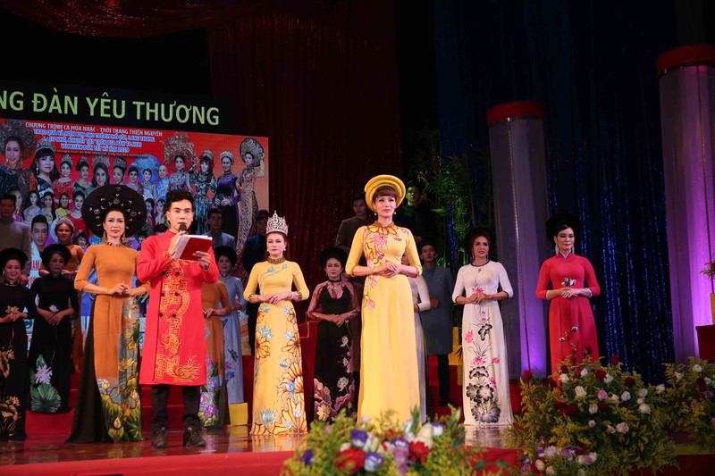 Bộ sưu tập "Đại sứ áo dài" của NTK Việt Hùng được các hoa hậu, á hậu, người mẫu trình diễn trong đêm "Cung đàn yêu thương"