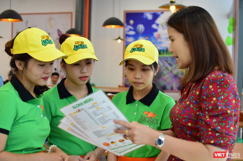 Bà Phạm Thị Thanh Phượng - CEO Aloha trao đổi với đội ngũ nhân sự 