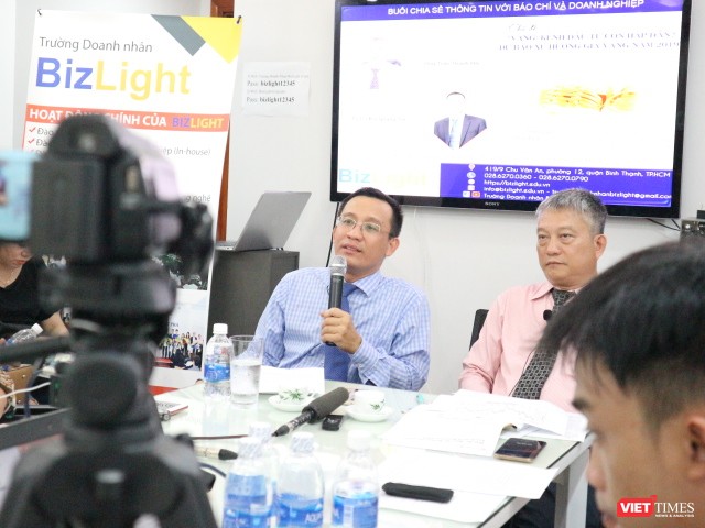 Ông Bùi Quang Tín – CEO trường doanh nhân BizLight (đang phát biểu) và ông Trần Thanh Hải, Chủ tịch HĐQT công ty CP Đầu tư kinh doanh Vàng Việt Nam