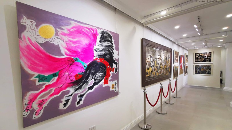 Tranh của họa sĩ Lê Trí Dũng và Văn Chiến đang được trưng bày tại Nhà Đấu giá Nghệ thuật Chọn (63 Hàm Long, Hà Nội)
