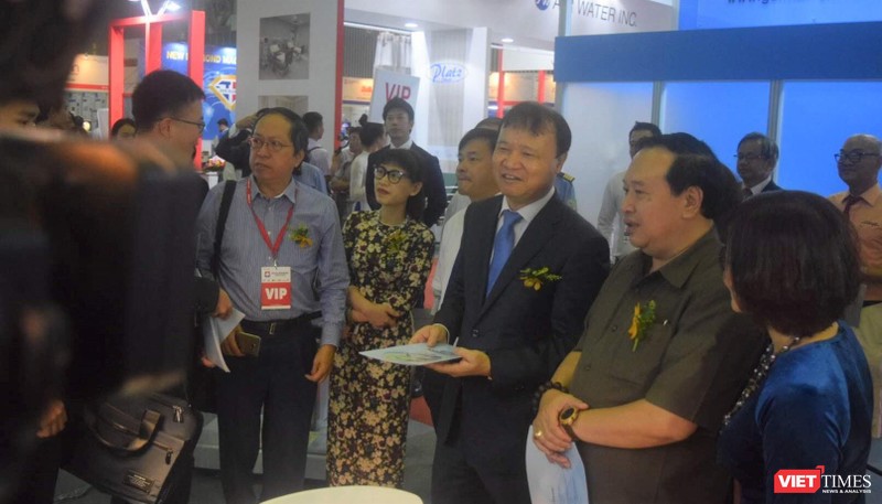 Ông Trương Quốc Cường – Thứ trưởng Bộ Y tế tham quan các gian hàng tại triển lãm 