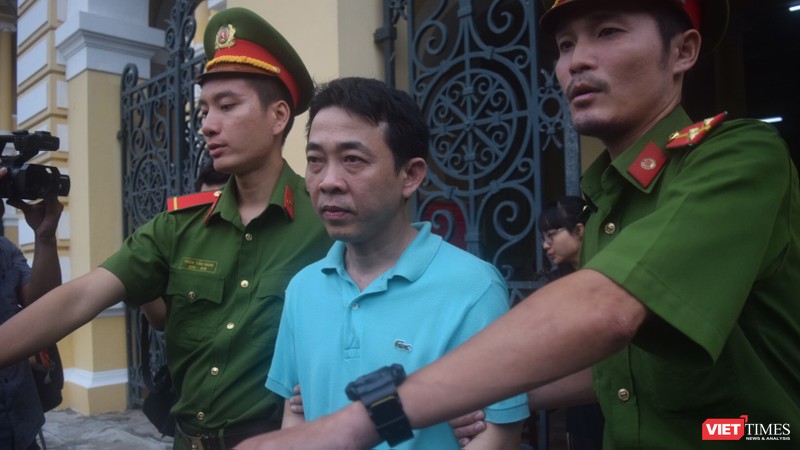Bị cáo Nguyễn Minh Hùng bị áp tải tại tòa.