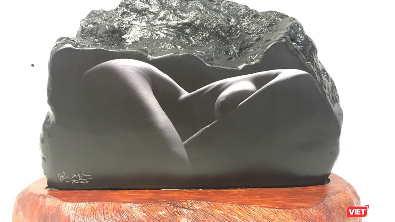 Một tác phẩm ảnh nude của Thái Phiên in lên đá đen 