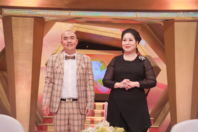 NSND Hồng Vân và MC Quốc Thuận chỉ có thể lắc đầu vì tính ghen kinh người của vợ diễn viên Lê Nam
