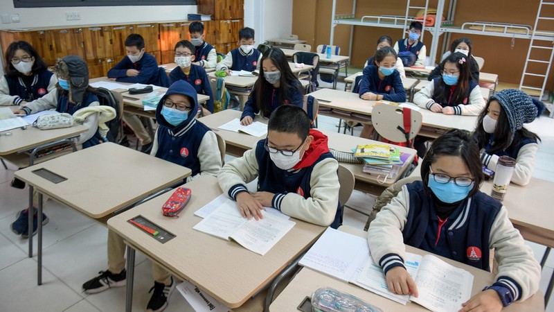 Học sinh phải mang khẩu trang trong lớp học ở Hà Nội (Nguồn ảnh: Zing News) 