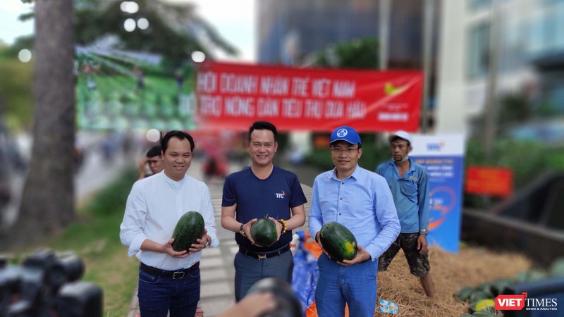 Nhiều doanh nghiệp và cá nhân tham gia hỗ trợ nông dân Gia Lai tiêu thụ 20 tấn dưa hấu trong chiều 11/2 (Ảnh: Hòa Bình) 