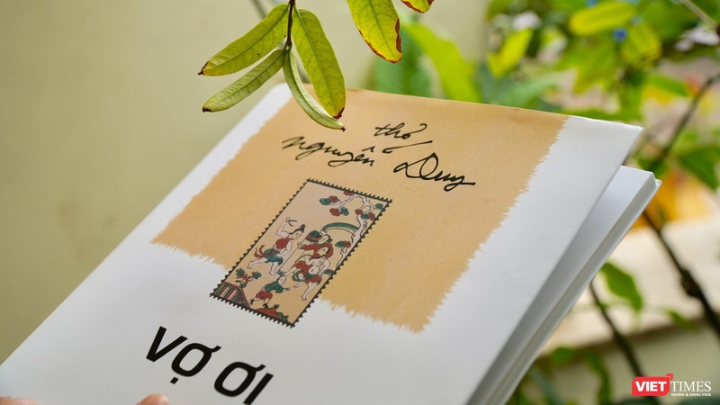 Bìa tập thơ "Vợ ơi" của nhà thơ Nguyễn Duy (Ảnh: Hòa Bình) 