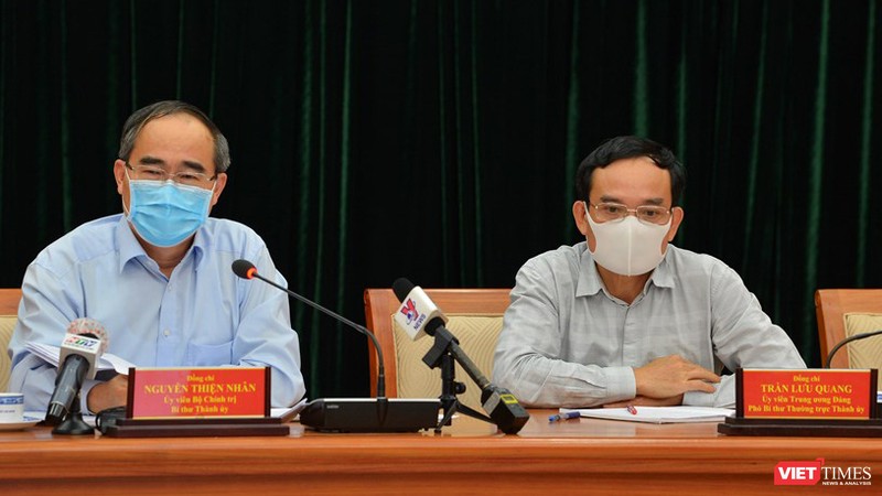 Bí thư thành ủy Nguyễn Thiện Nhân và Phó bí thư thường trực Trần Lưu Quang tại cuộc họp chiều 24/3 (Ảnh: TB) 