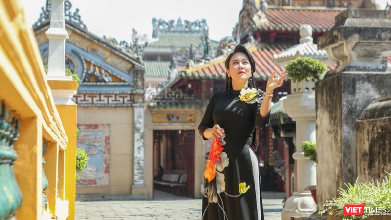 NSƯT Vân Khánh duyên dáng áo dài bên ngôi đền cổ xưa nhất Sài Gòn (Ảnh: Hứa Quý Long) 
