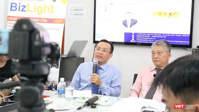 TS Bùi Quang Tín, CEO trường doanh nhân BizLight (người cầm micro) mới đây đã tử vong tại một buổi tiệc trong lúc cách ly toàn xã hội (Ảnh: MT) 
