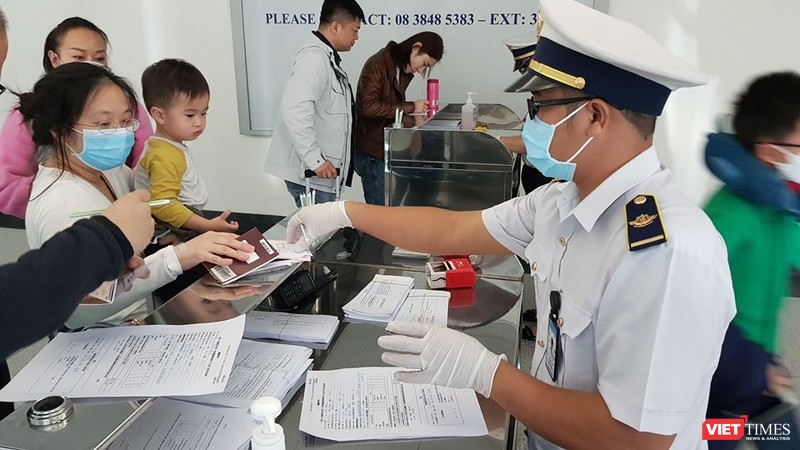 Kiểm dịch y tế quốc tế TP.HCM tại sân bay Tân Sơn Nhất (Ảnh: TTKD) 