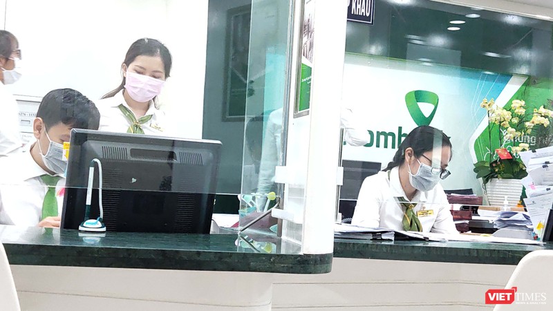Quầy giao dịch Ngân hàng Vietcombank, nhân viên đeo khẩu trang thực hiện phòng, chống COVID-19 (Ảnh: Hòa Bình)