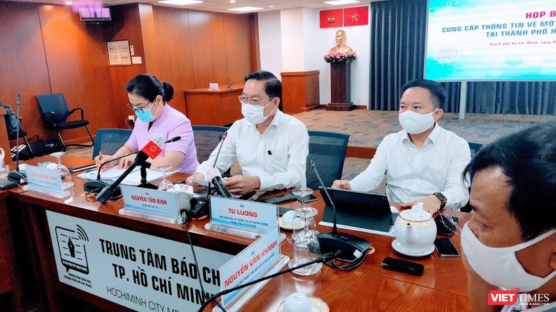 Ông Nguyễn Tấn Bỉnh - Giám đốc Sở Y tế TP.HCM trả lời báo chí về tình hình ứng phó với dịch bệnh COVID-19 giai đoạn mới (Ảnh: Hoà Bình) 