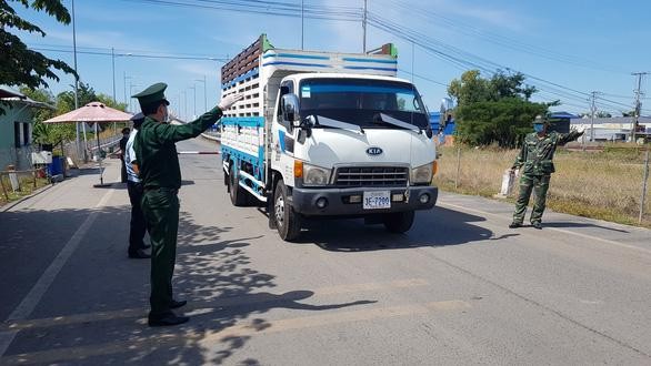 Lực lượng chức năng kiểm soát cửa khẩu An Giang sau khi có nhiều ca nhiễm COVID-19 nhập cảnh trái phép bằng cách đi xe tải qua biên giới (Ảnh: Bửu Đấu)