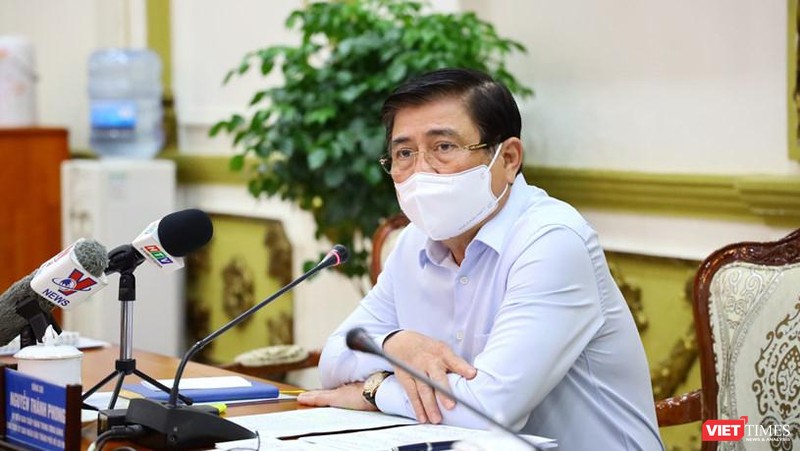 Chủ tịch UBND TP.HCM Nguyễn Thành Phong chỉ đạo tại cuộc họp phòng, chống COVID-19 (Ảnh: Huyền Mai) 