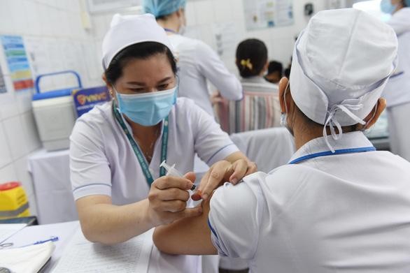 Tiêm vắc xin cho nhân viên y tế tại Bệnh viện Bệnh nhiệt đới TP.HCM - Ảnh Duyên Phan