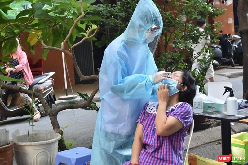 Sinh viên Đại học Kỹ thuật Y tế Hải Dương đang lấy mẫu test nhanh COVID - 19 tại chung cư Phạm Viết Chánh, phường 19, quận Bình Thạnh ngày 11/7 