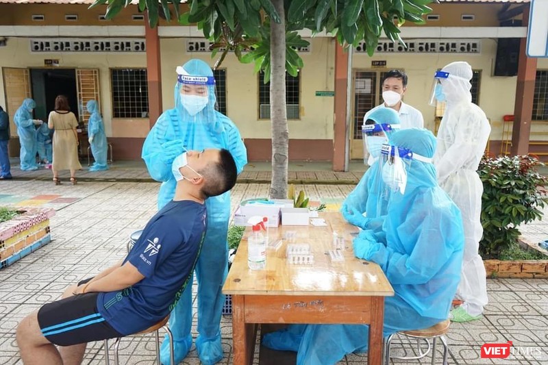 Sinh viên Đại học Kỹ thuật Y Dược Đà Nẵng lấy mẫu xét nghiệm tại TP.Thủ Đức - Ảnh: BYT 