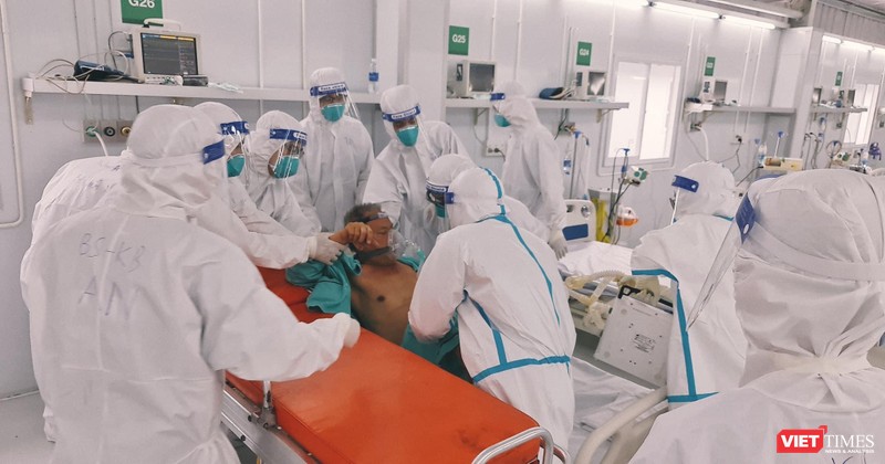 Chăm sóc bệnh nhân nặng tại Trung tâm Hồi sức Covid-19 Bệnh viện Việt Đức tại TP.HCM