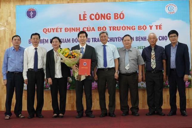 TS.BS Lâm Việt Trung (người ôm hoa) được bổ nhiệm làm Phó Giám đốc Bệnh viện Chợ Rẫy