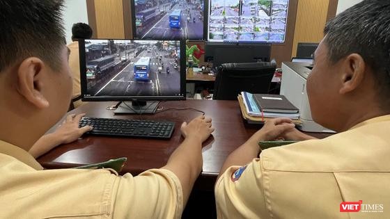 Cán bộ CSGT quan sát phương tiện giao thông qua hệ thống giám sát