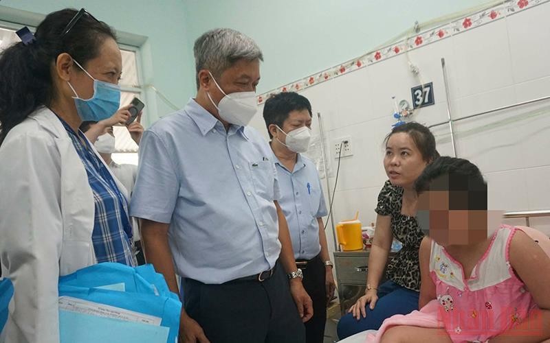Thứ trưởng Y tế Nguyễn Trường Sơn kiểm tra công tác điều trị bệnh sốt xuất huyết tại Bệnh viện quận 8, TP.HCM
