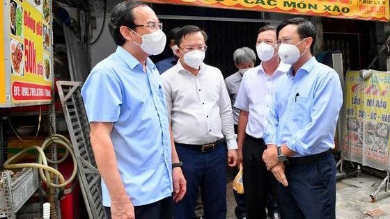 Bí thư Nguyễn Văn Nên tìm hiểu thực tế về phòng chống dịch sốt xuất huyết ở quận Bình Tân